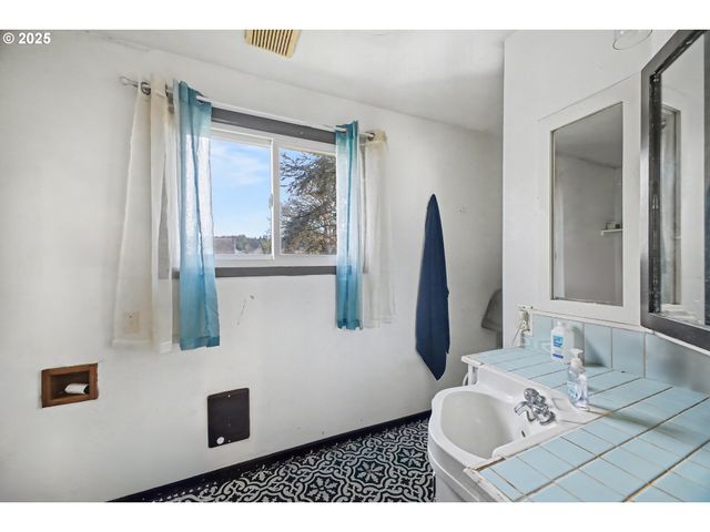 62875 School Rd, Coos Bay, OR 97420