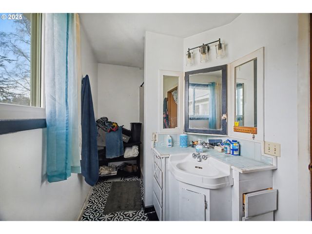 62875 School Rd, Coos Bay, OR 97420