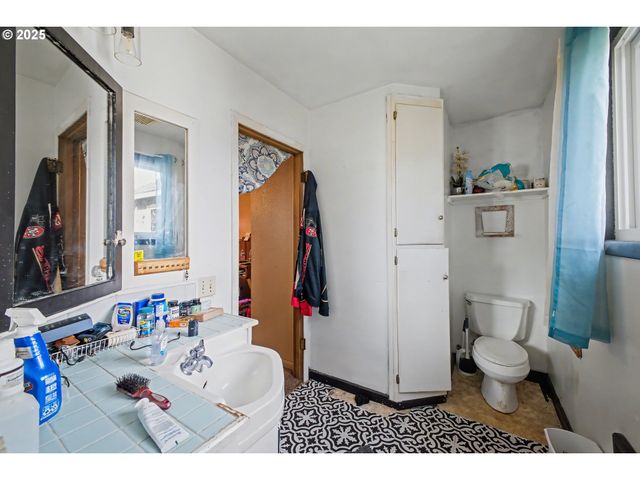 62875 School Rd, Coos Bay, OR 97420