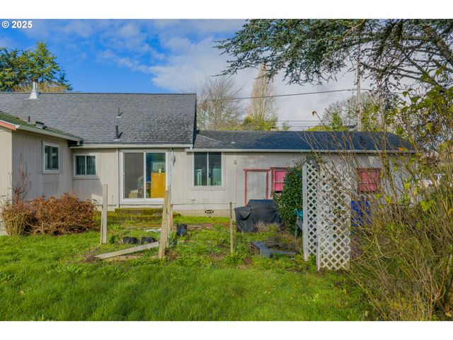 62875 School Rd, Coos Bay, OR 97420