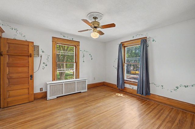 987 Earl Street, Saint Paul, MN 55106