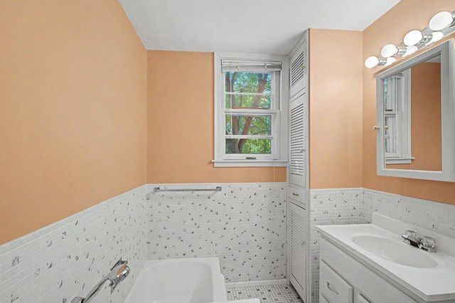 987 Earl Street, Saint Paul, MN 55106