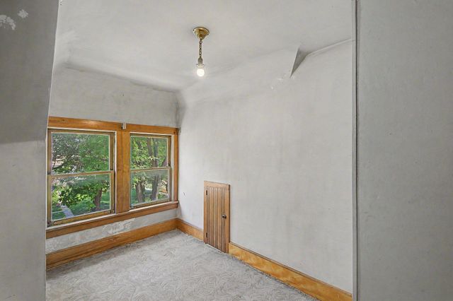 987 Earl Street, Saint Paul, MN 55106