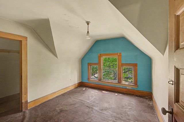 987 Earl Street, Saint Paul, MN 55106