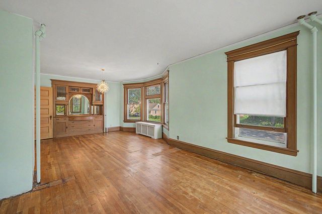 987 Earl Street, Saint Paul, MN 55106