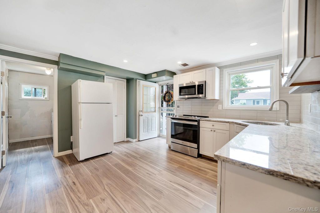 285 N Oak Street, Massapequa, NY 11758 — photo 5