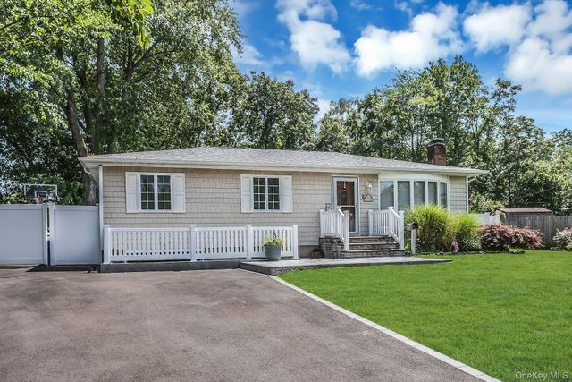 58 Crescent Place, Smithtown, NY 11787