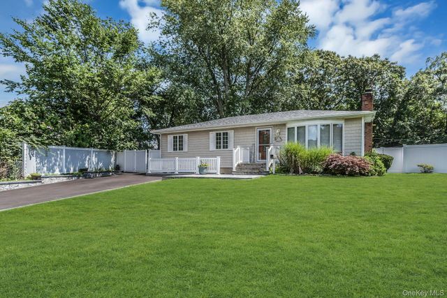 58 Crescent Place, Smithtown, NY 11787