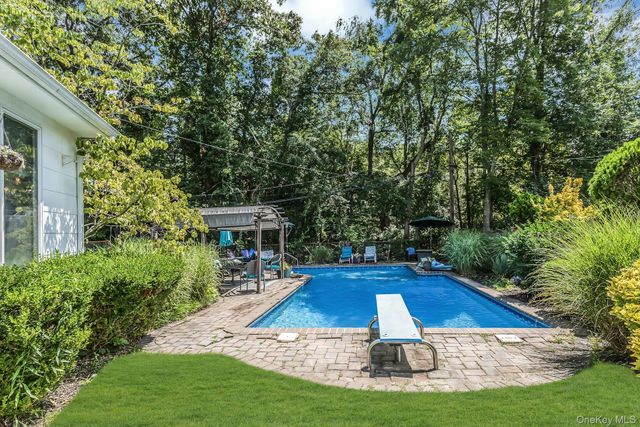 58 Crescent Place, Smithtown, NY 11787