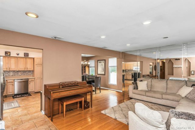 58 Crescent Place, Smithtown, NY 11787