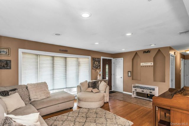 58 Crescent Place, Smithtown, NY 11787