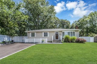 58 Crescent Place, Smithtown, NY 11787