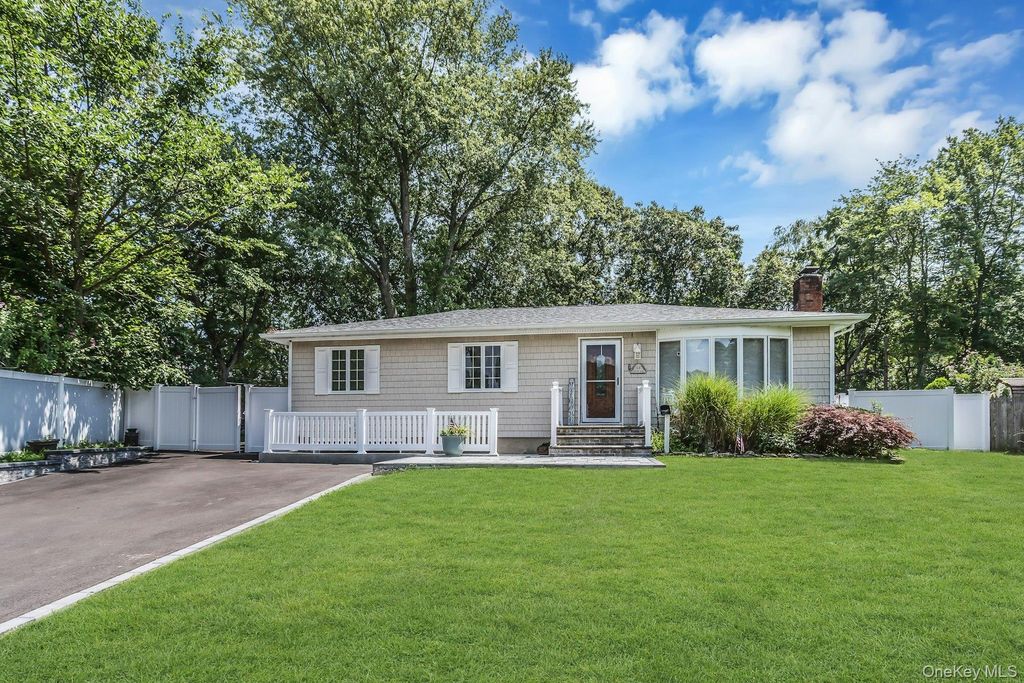 58 Crescent Place, Smithtown, NY 11787