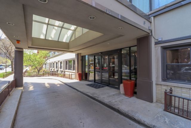 6030 N Sheridan Road 2011, Chicago, IL 60660