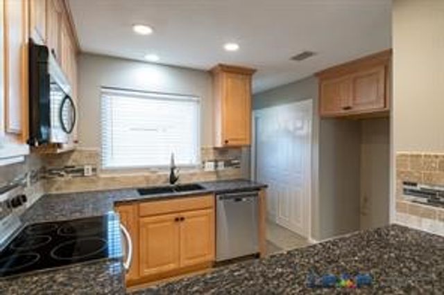 565 Hunters Glen Street, Lewisville, TX 75067