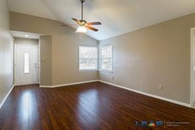 565 Hunters Glen Street, Lewisville, TX 75067