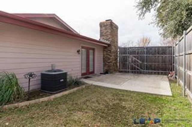 565 Hunters Glen Street, Lewisville, TX 75067