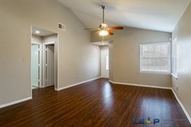 565 Hunters Glen Street, Lewisville, TX 75067