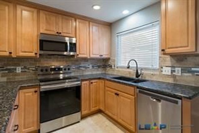 565 Hunters Glen Street, Lewisville, TX 75067