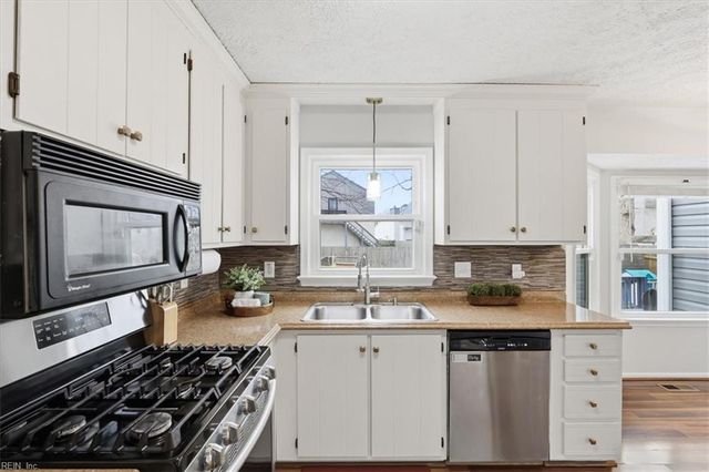 934 Elton Hall CIR, Newport News, VA 23608