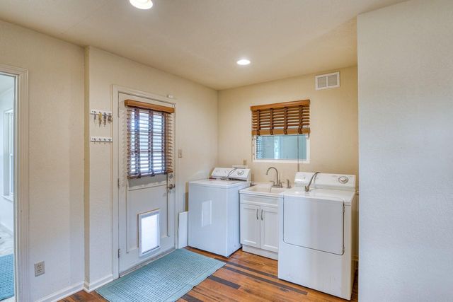 109 Flamingo CIR, Highland Haven, TX 78654