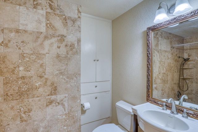 109 Flamingo CIR, Highland Haven, TX 78654