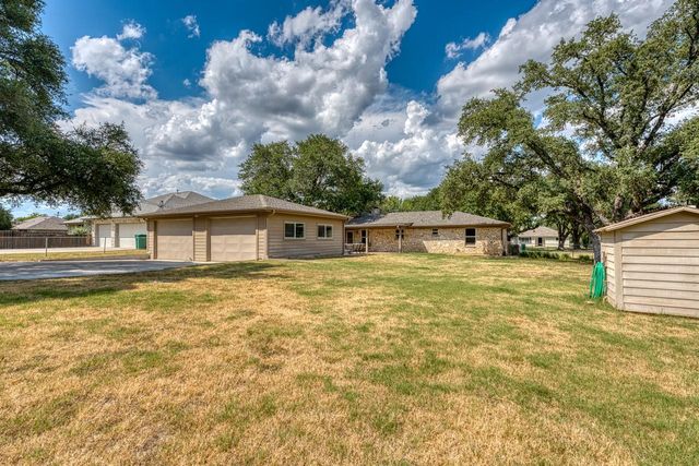 109 Flamingo CIR, Highland Haven, TX 78654