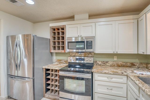 109 Flamingo CIR, Highland Haven, TX 78654