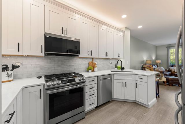 32102 Millard Circle 2, Warrenville, IL 60555