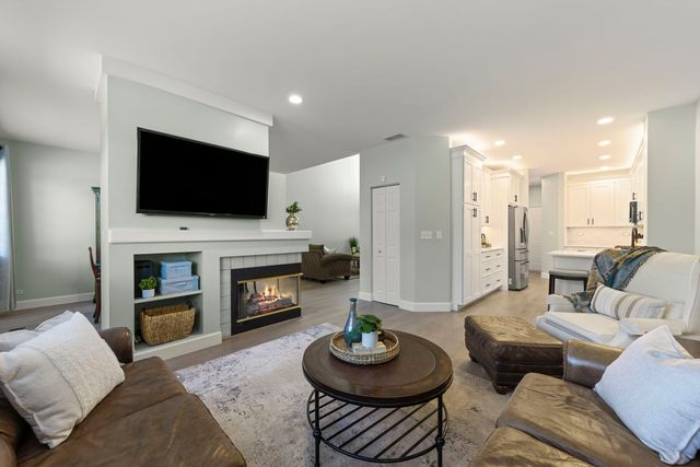 32102 Millard Circle 2, Warrenville, IL 60555