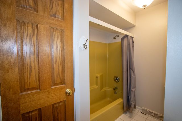 184 S 200 W, Valparaiso, IN 46385