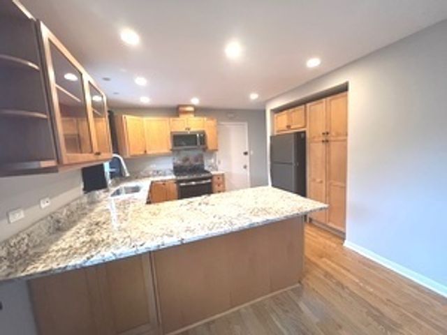 556 N BARTON Avenue 2, Evanston, IL 60202