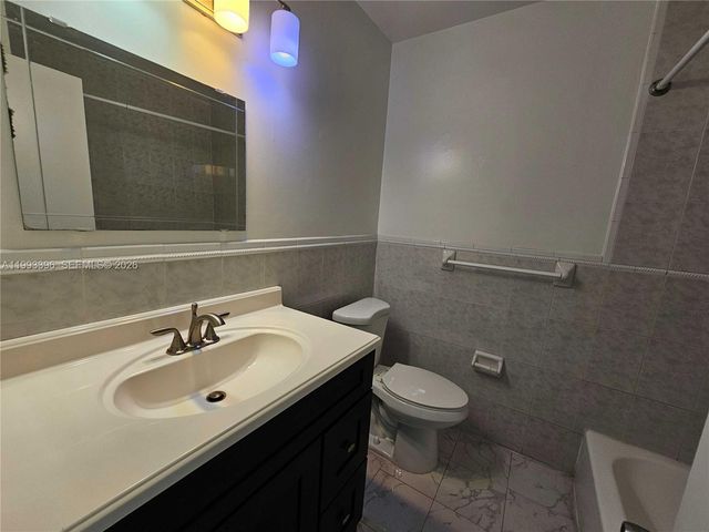 8027 NW 8th St 17, Miami, FL 33126