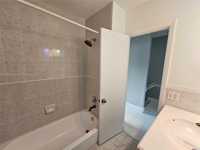 8027 NW 8th St 17, Miami, FL 33126