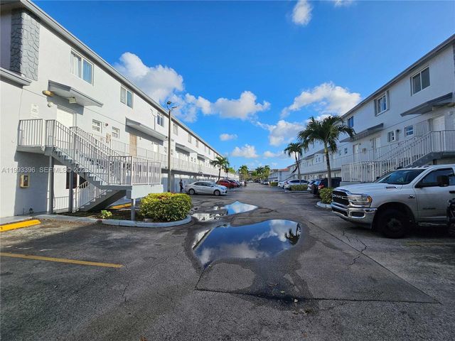 8027 NW 8th St 17, Miami, FL 33126