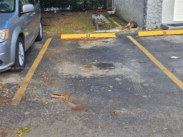 8027 NW 8th St 17, Miami, FL 33126