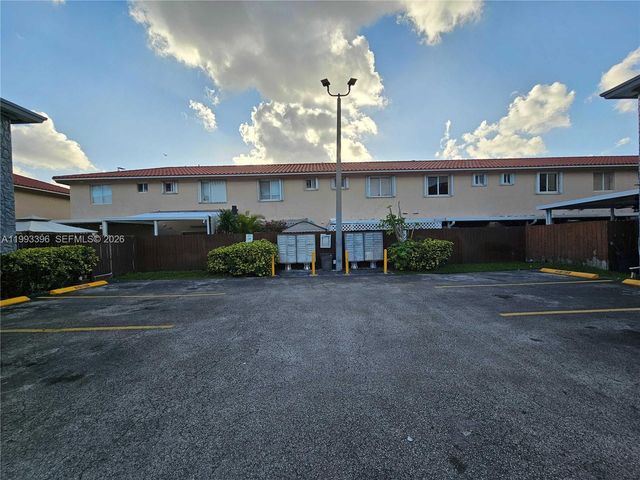 8027 NW 8th St 17, Miami, FL 33126