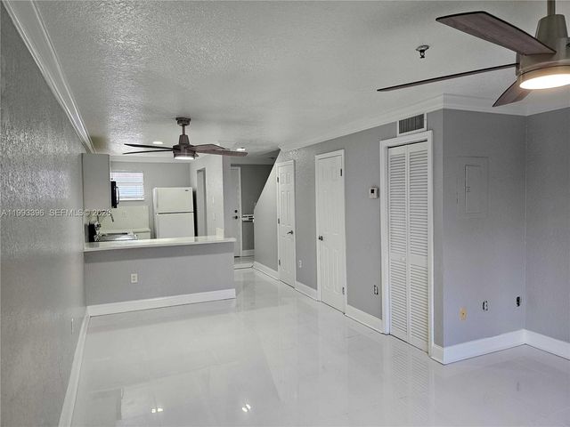 8027 NW 8th St 17, Miami, FL 33126