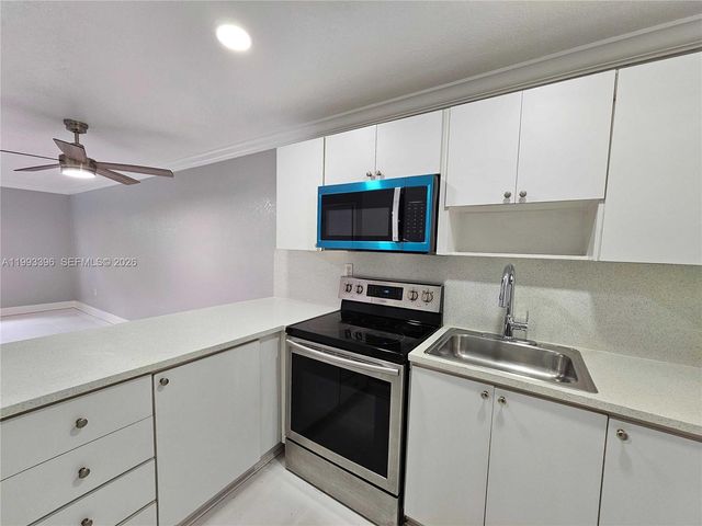 8027 NW 8th St 17, Miami, FL 33126