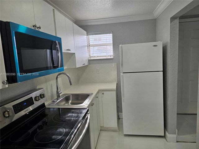 8027 NW 8th St 17, Miami, FL 33126