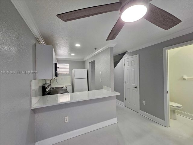 8027 NW 8th St 17, Miami, FL 33126