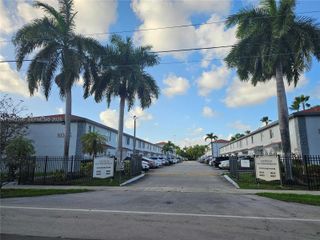 8027 NW 8th St 17, Miami, FL 33126