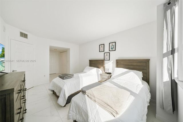 1155 Brickell Bay Dr 2501, Miami, FL 33131