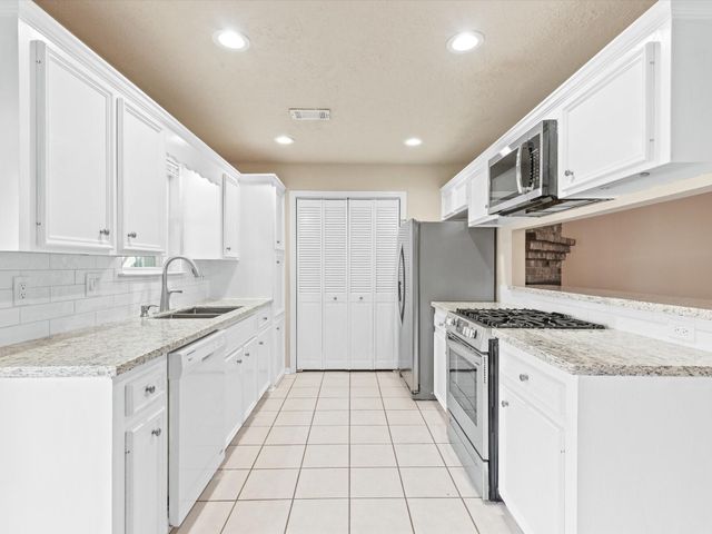 9811 Charter Ridge Drive, Houston, TX 77070