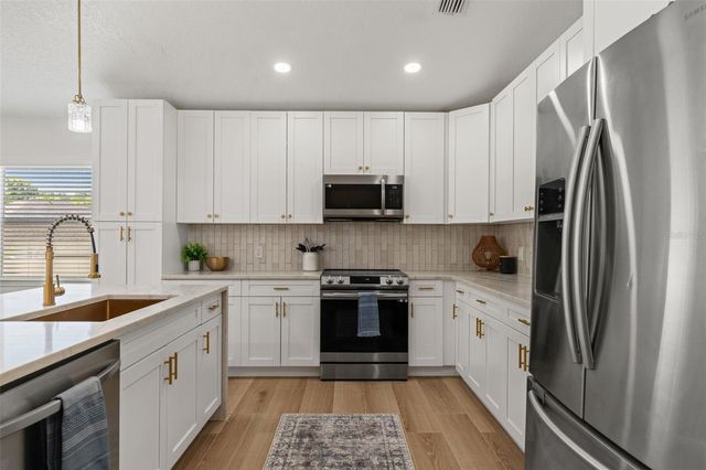 10221 N WOODMERE ROAD, Tampa, FL 33617