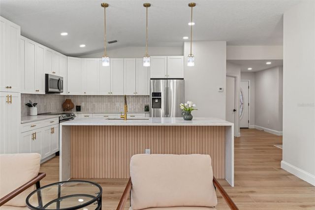 10221 N WOODMERE ROAD, Tampa, FL 33617