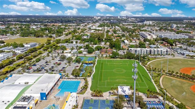 129-131 SE 5th Street, Hallandale Beach, FL 33009