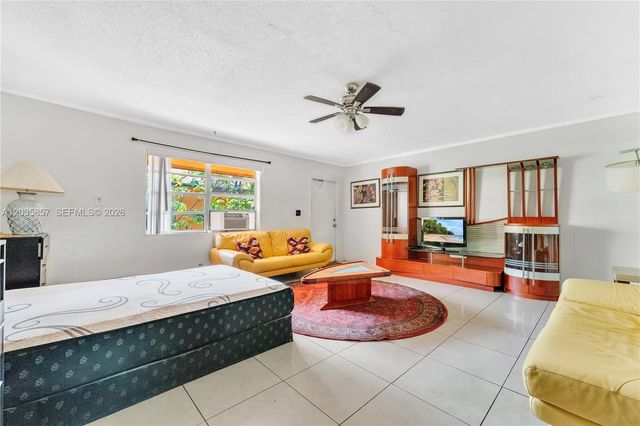 129-131 SE 5th Street, Hallandale Beach, FL 33009