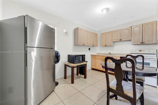 129-131 SE 5th Street, Hallandale Beach, FL 33009