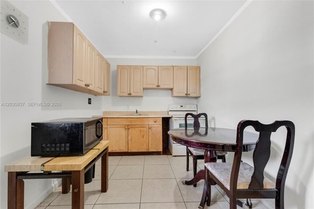 129-131 SE 5th Street, Hallandale Beach, FL 33009